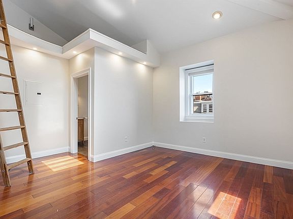 4th image of 10 Beacon St APT 3