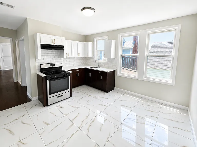 21 Chelsea Ave — Photo 1