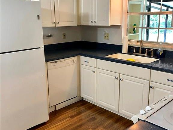 4th image of 3230 Laurel Dr