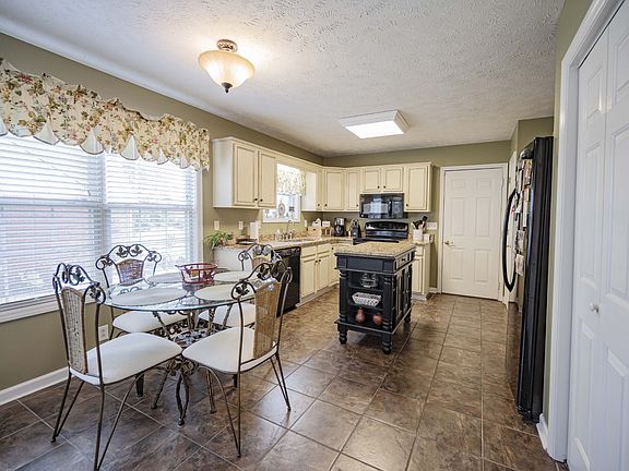 5th image of 319 Alexis Dr