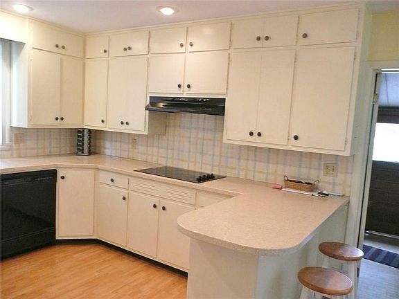 5th image of 1362 Park Ave