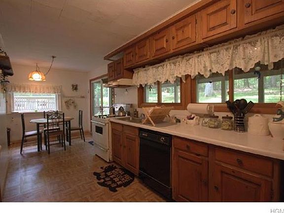 5th image of 35 Laurel Ln