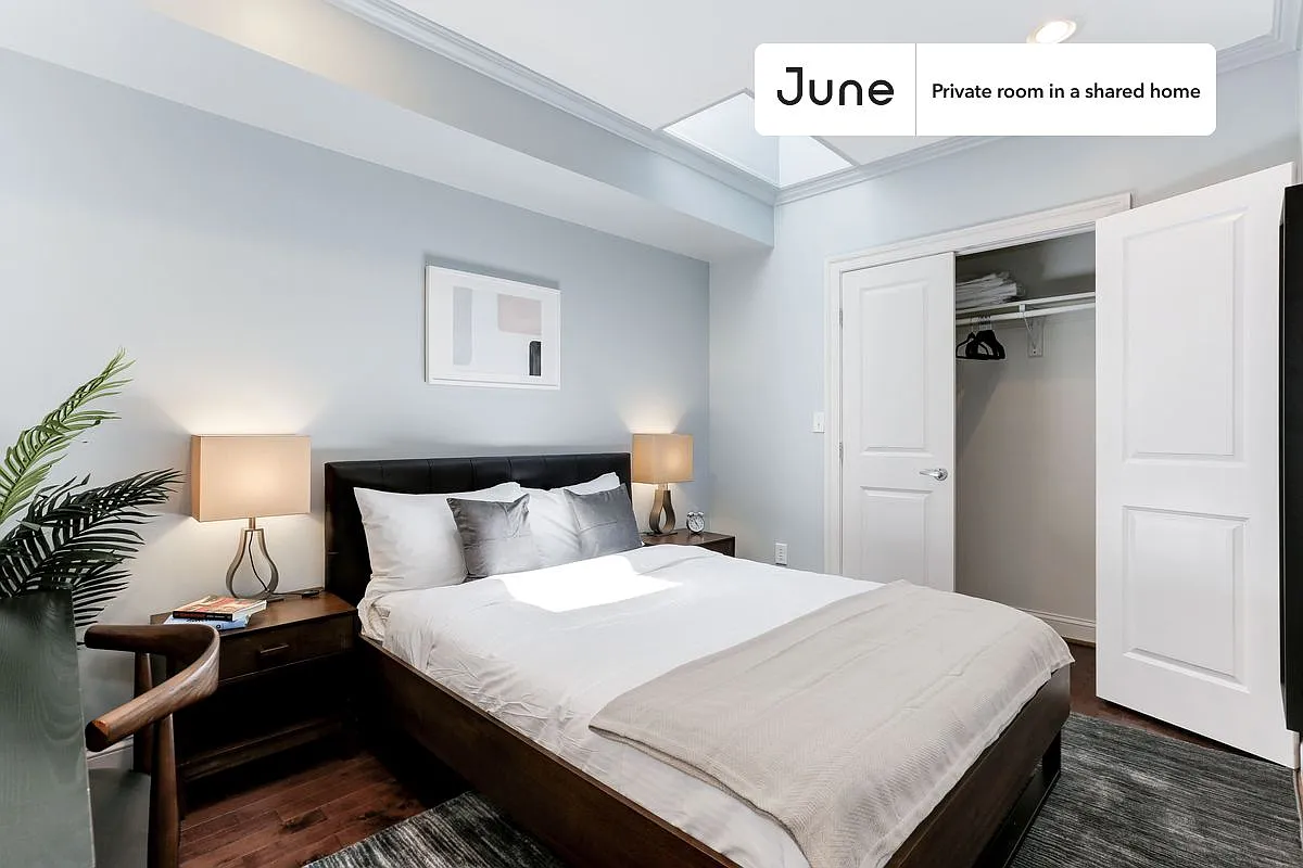 Queen bedroom in 5 bed/3.5 bath home in Capitol Hill #105 2D — Photo 3