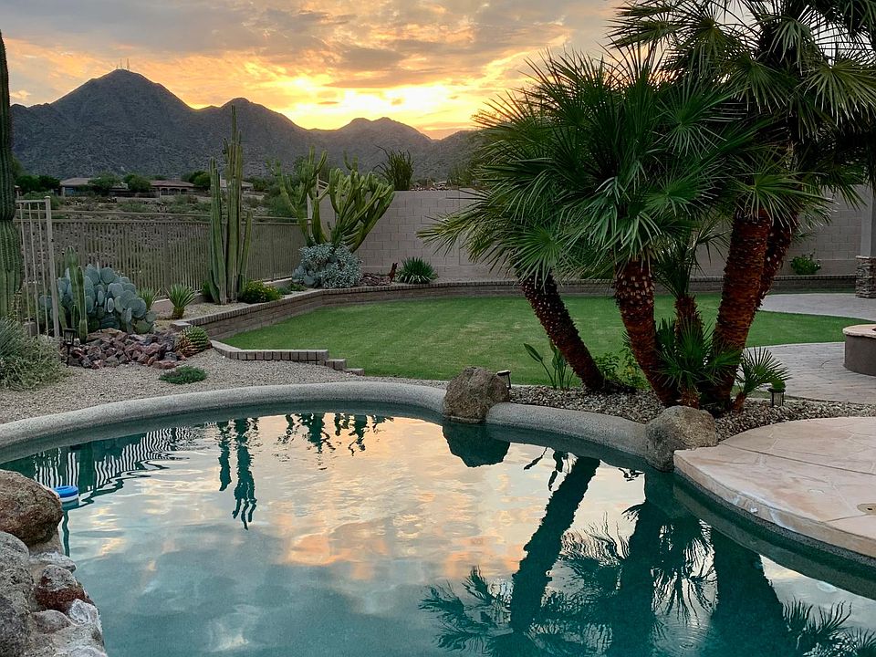 Spectacular mountain and sunset views from the pool