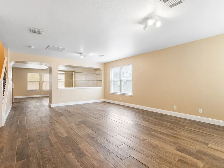 140 Springtree Pkwy — Photo 3