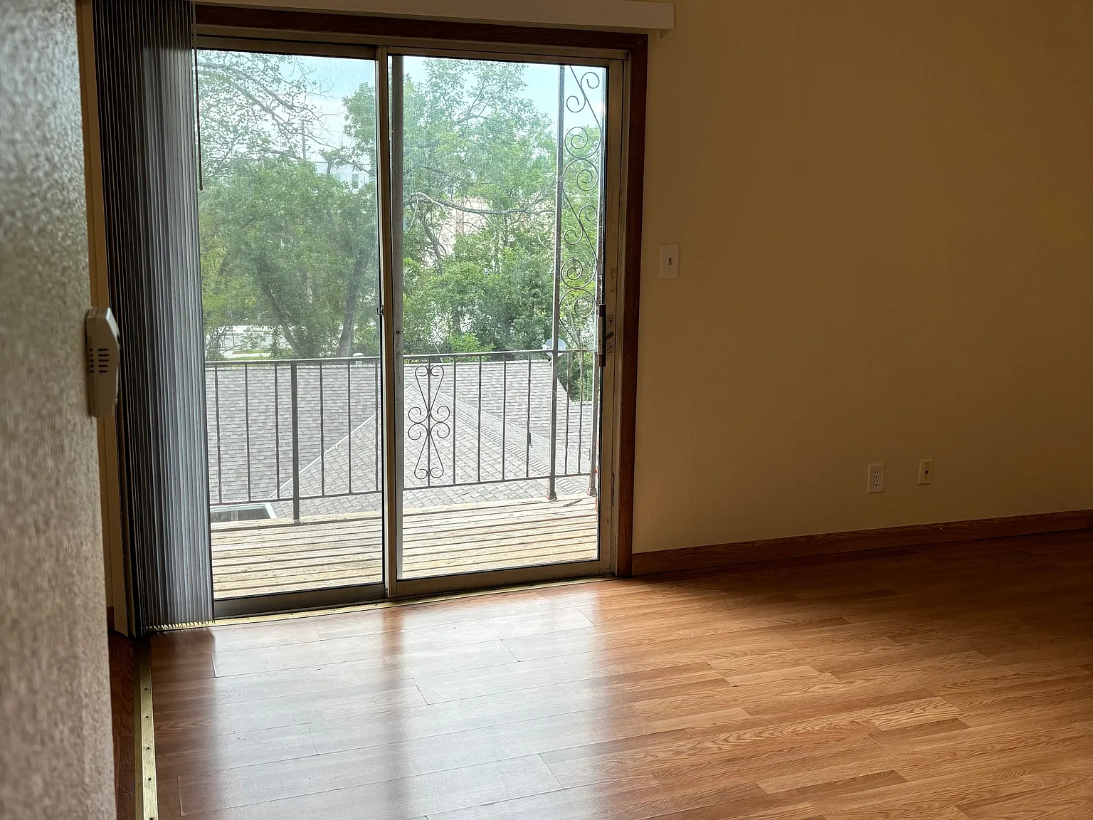 2 bed, 900 sqft, $995 — Photo 2