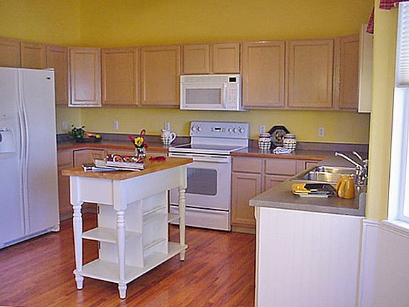 Large Eat-In Kitchen