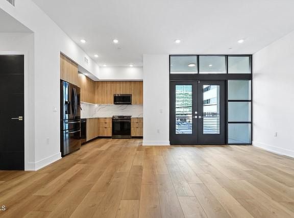 3rd image of 178 S Euclid Ave #205
