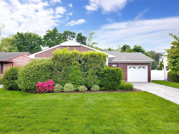 90 Hemlock Drive, Farmingdale, NY 11735