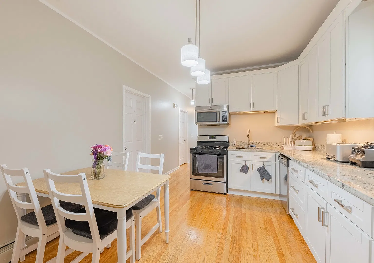 2 bed, 1000 sqft, $1,600 — Photo 4