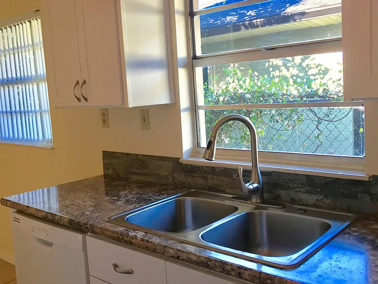 1512 E Washington St — Photo 11