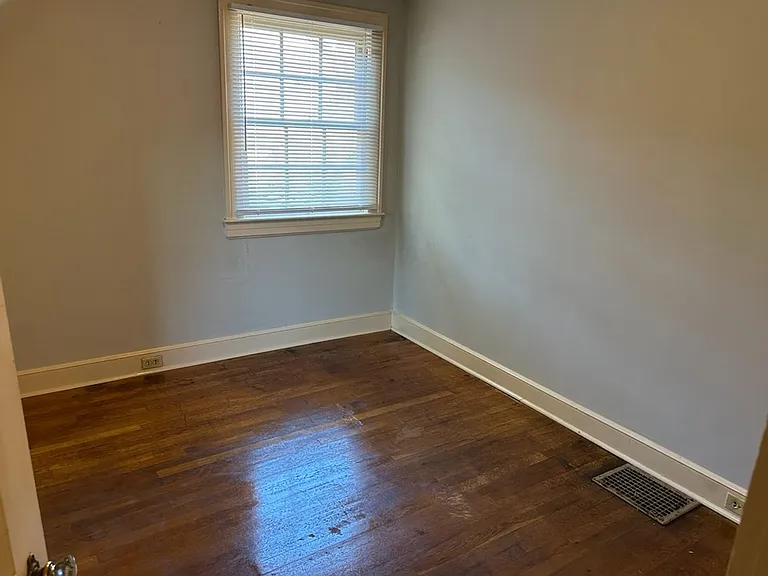 2300 Rosewood Ave — Photo 8