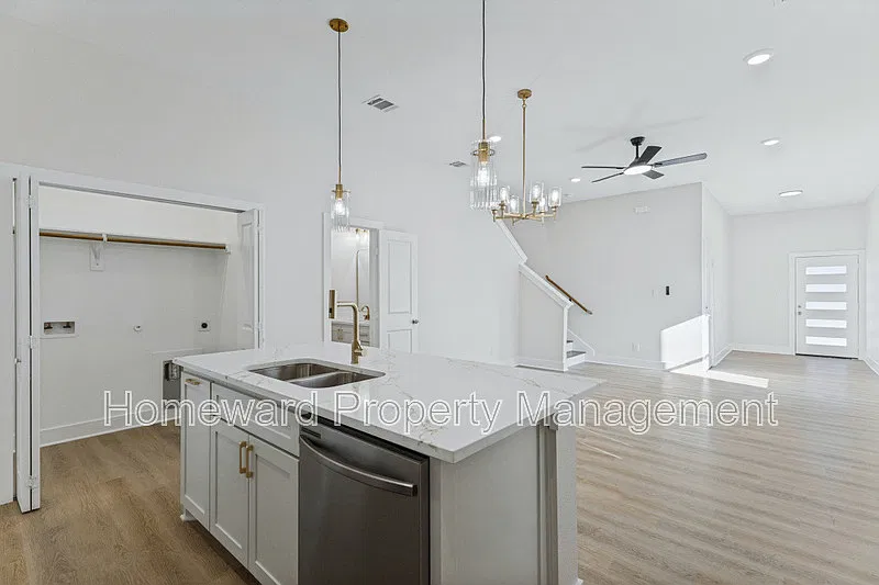 4 bed, 2.5 bath, $2,100 — Photo 3