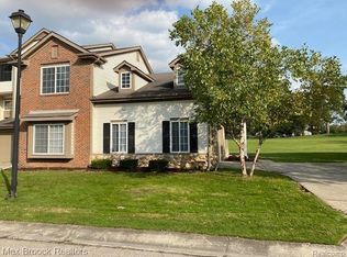 319 Oak Ridge Dr, Pontiac, MI 48341