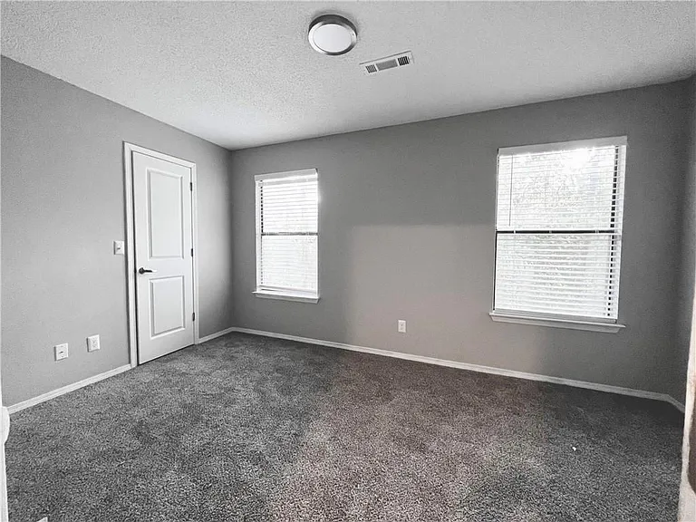 3250 N Kings Cross — Photo 9