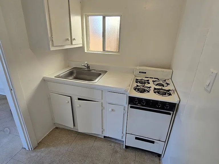 2245 S 6th Ave — Photo 4