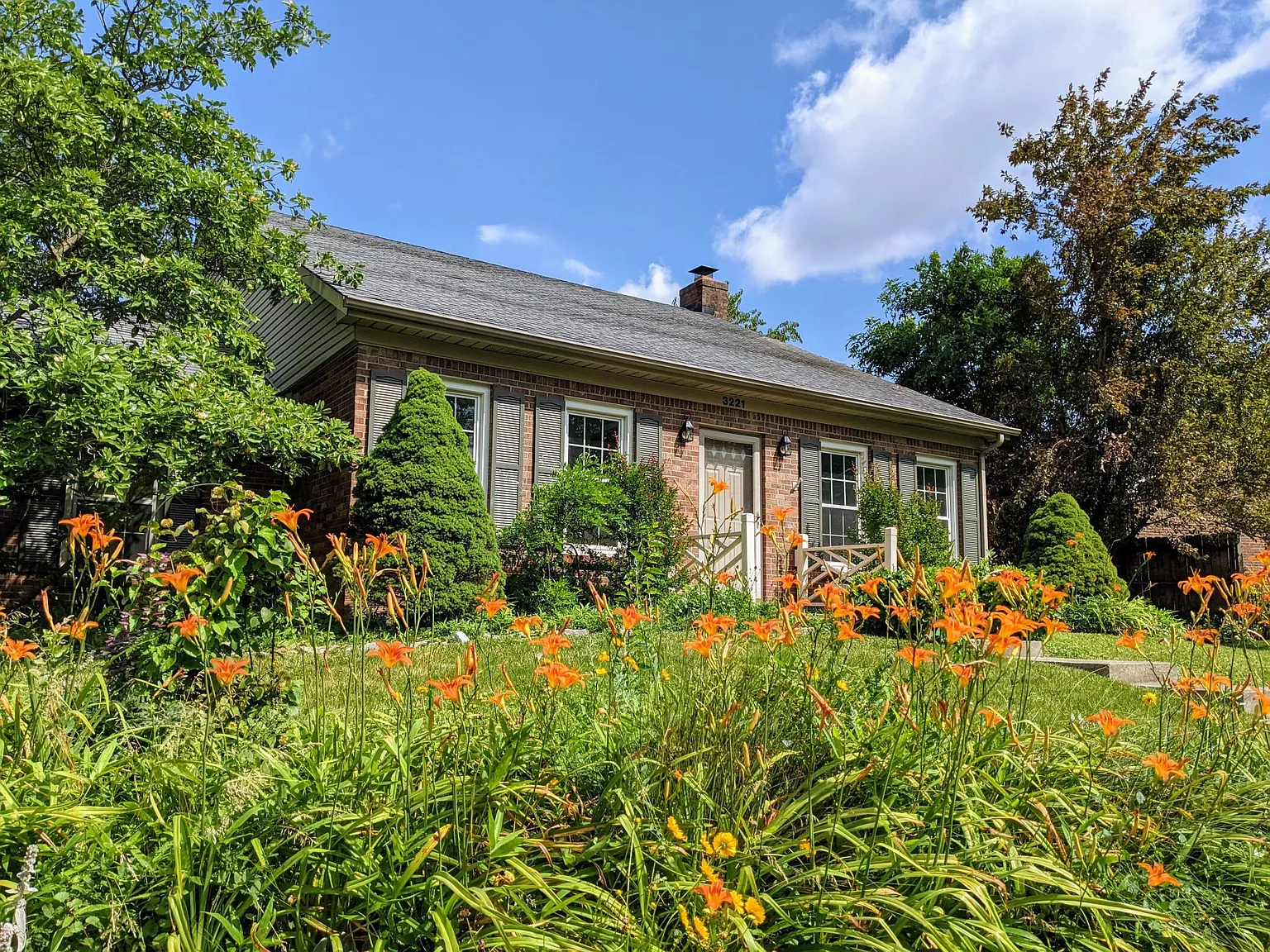 3 bed, 1260 sqft, $2,000 — Photo 2