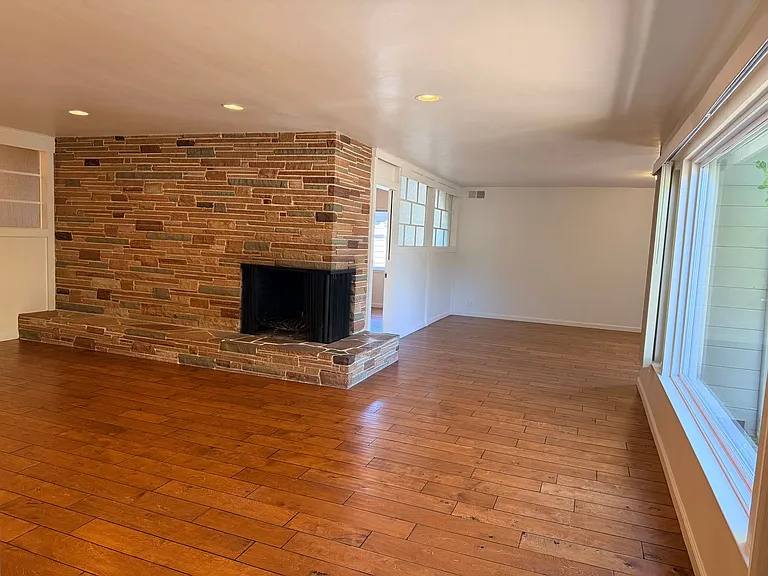 960 Forest Ave — Photo 2