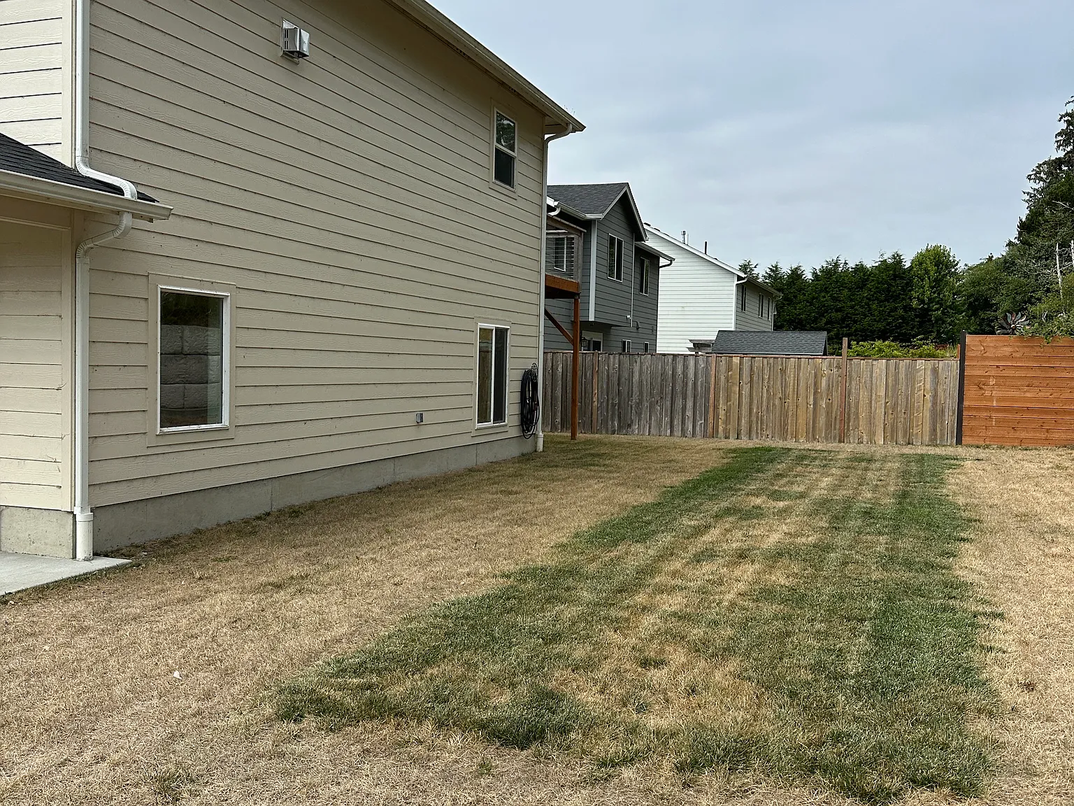 3 bed, 2.5 bath, 2360 sqft, $2,400 — Photo 2