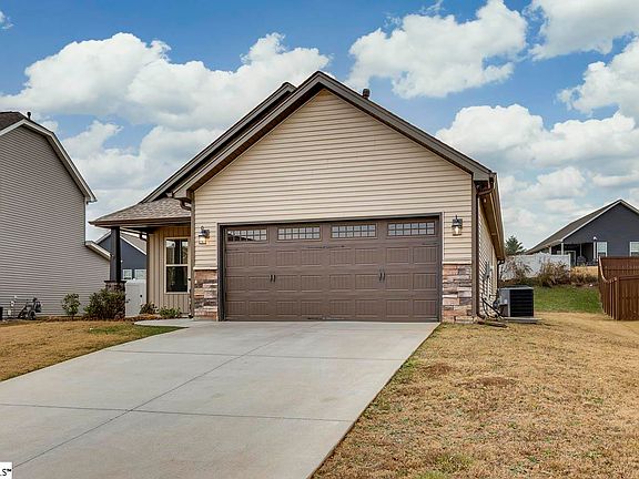 2nd image of 18 Forest Ridge Way