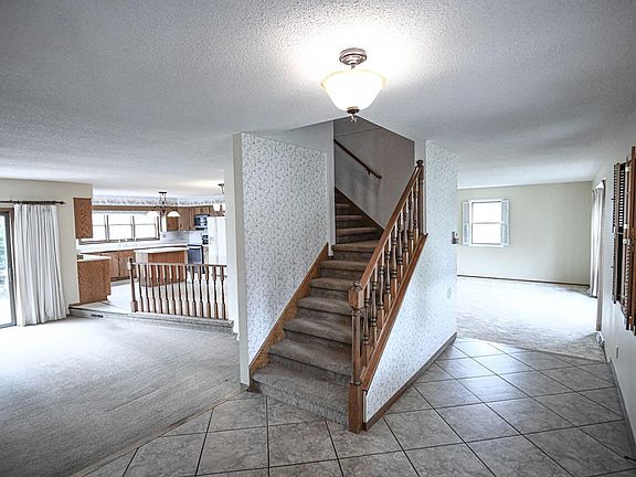 2nd image of 913 N Summit Ave