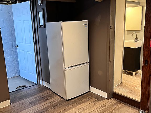4th image of 804 E Broadway St #9
