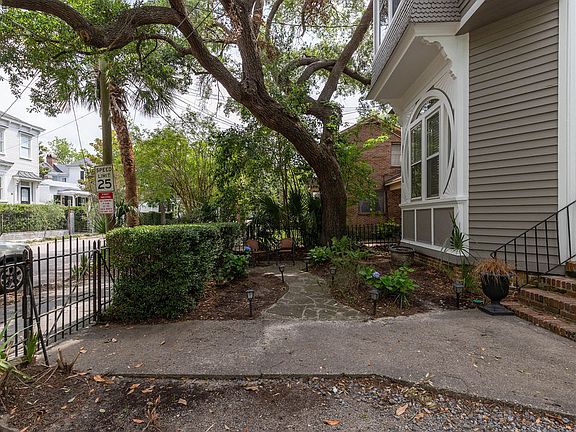 2nd image of 35 Montagu St Unit A-1
