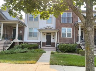 2475 Waterbury Ln, Buffalo Grove, IL 60089