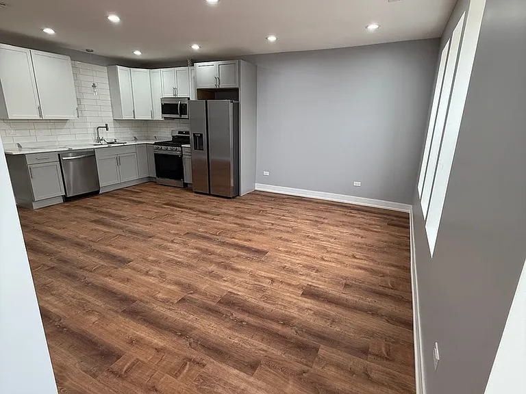 4907 W Walton St #2 — Photo 3