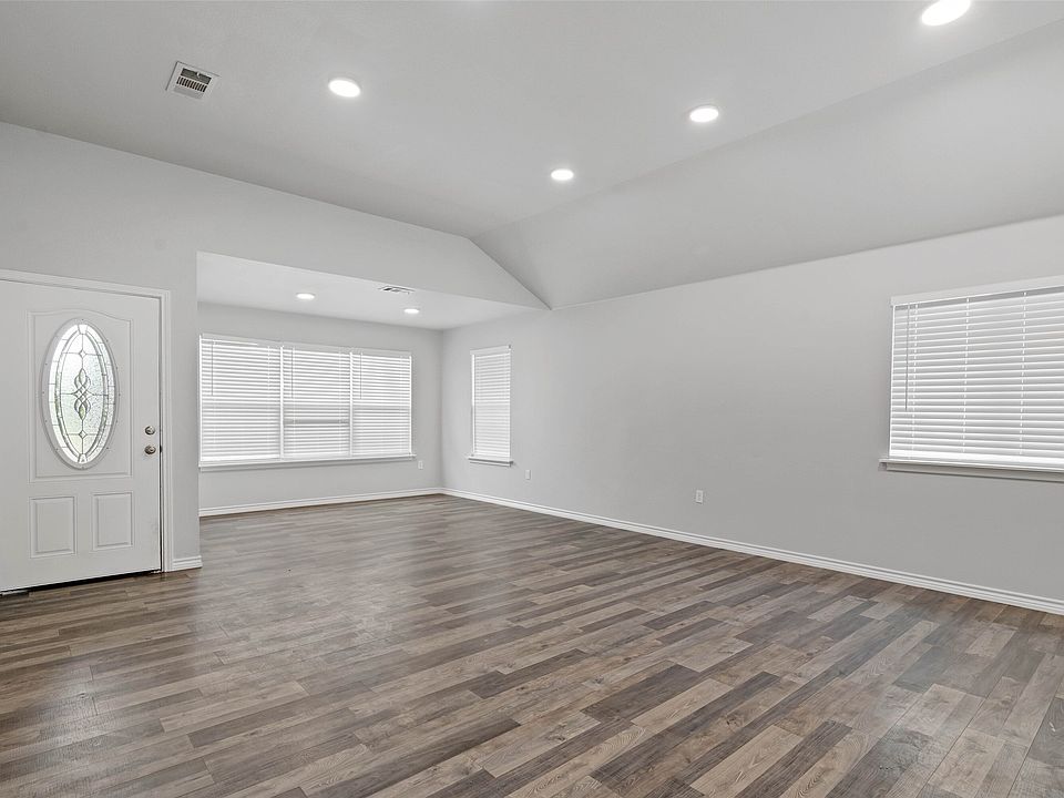 1st image of 1100 Primrose Dr