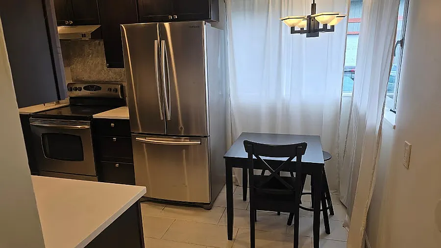 3 bed, 1200 sqft, $3,200 — Photo 2