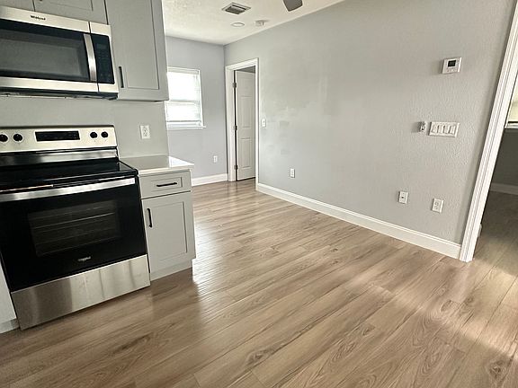 4th image of 4521 Edgewater Dr #2
