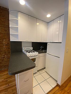 5th image of 327 E 54th St APT 1B