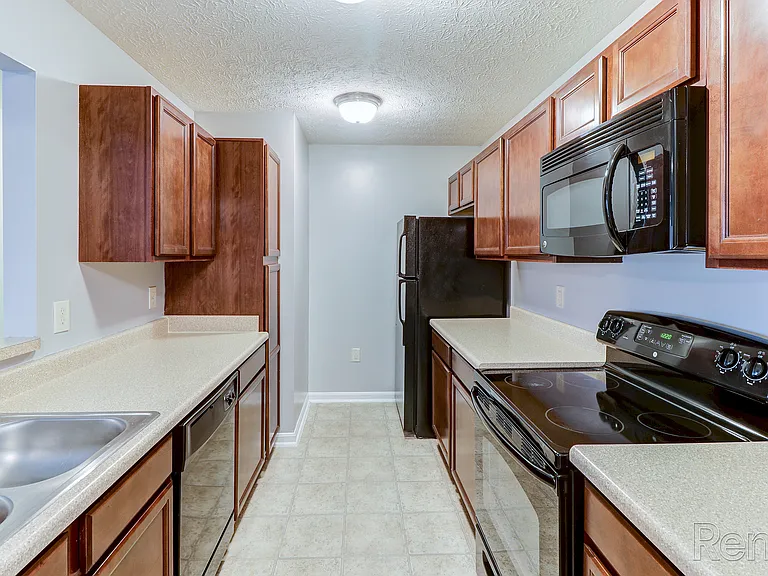 Crossroads Apartments — Photo 27