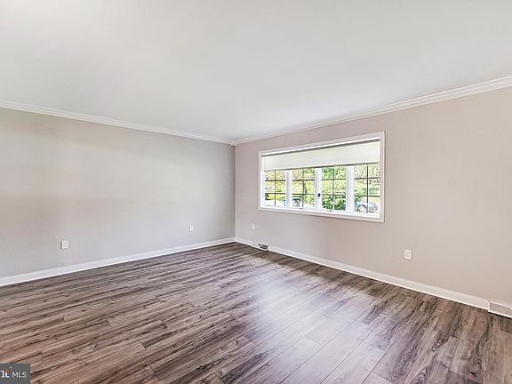 5th image of 96 Farmington Pl