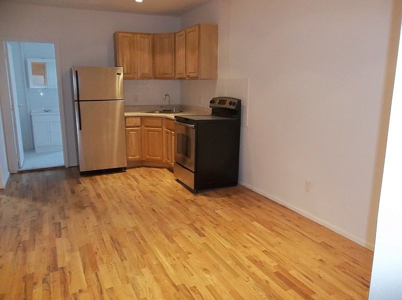 2nd image of 270 Franklin St #2