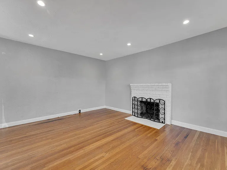 802 Broadmoor Blvd — Photo 7
