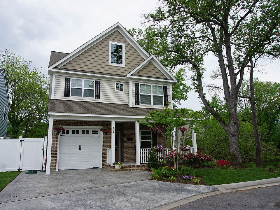 One car garage and driveway fits 2 cars side by side!