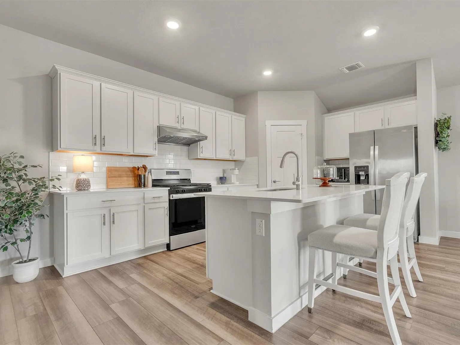 4 bed, 2.0 bath, 1802 sqft, $2,250 — Photo 3