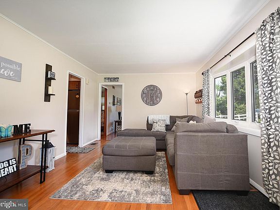 3rd image of 1627 Greenspring Ave