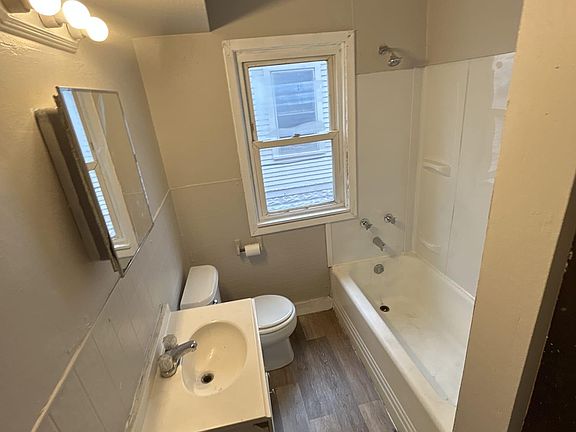 3rd image of 114 Hewitt Ave