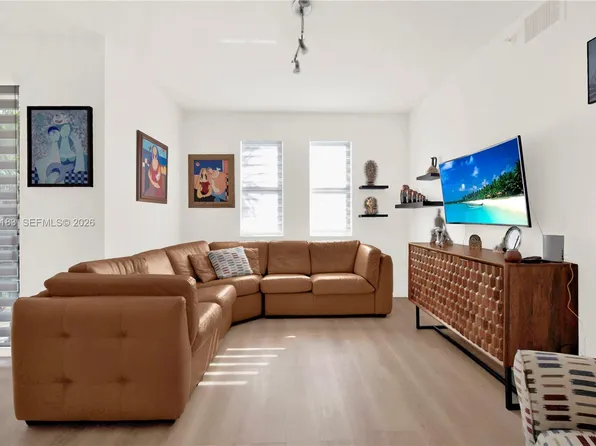 9021 SW 94th St APT 308, Miami, FL 33176