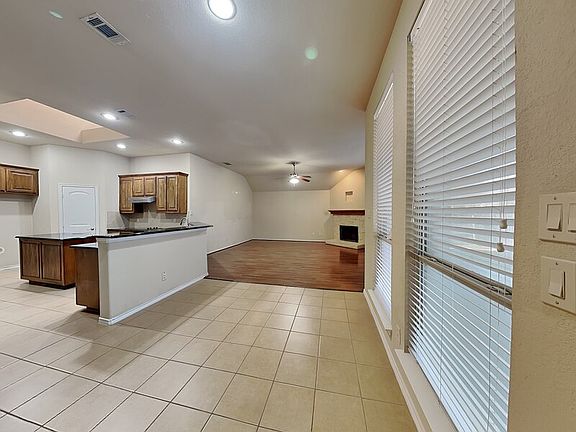 4th image of 1605 Grey Willow Ln