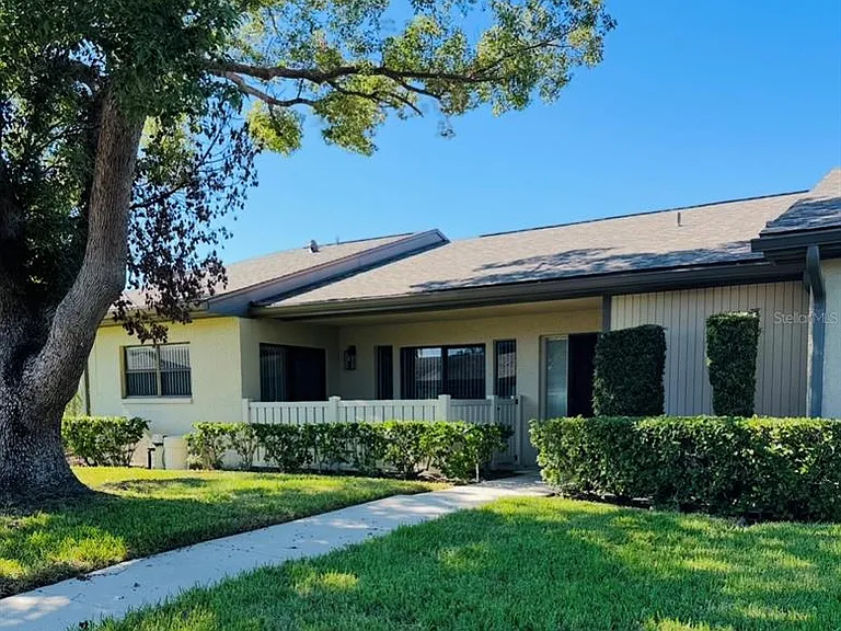 20 Lake Ct — Photo 1