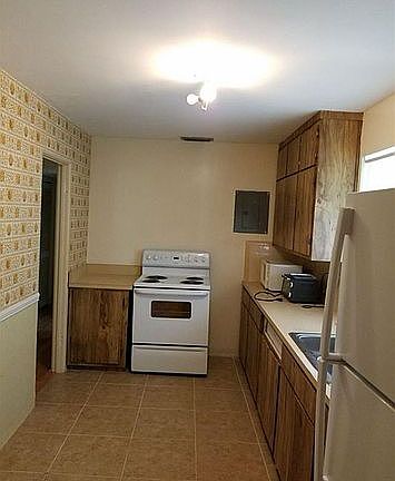 4th image of 647 NW 123rd St