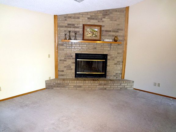 3rd image of 3107 S Black Oak Dr