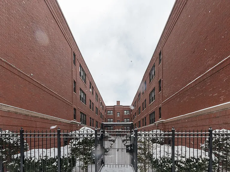 5748 N Winthrop Ave #203 — Photo 1