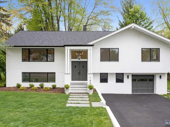 145 Mezzine Dr, Cresskill, NJ 07626