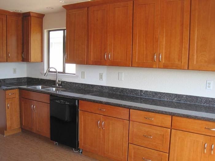 Kitchen w/granite counter