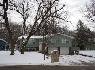 600 Hawthorne Ln, Carpentersville, IL 60110